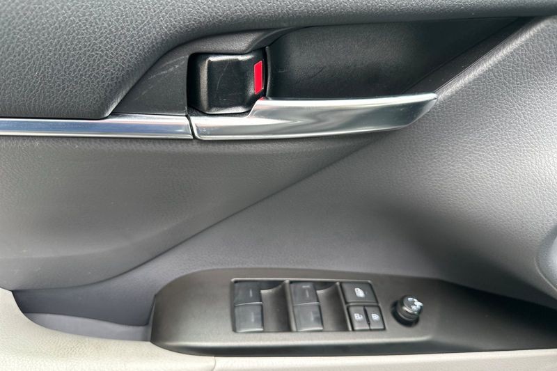 Toyota Camry Vehicle Full-screen Gallery Image 11