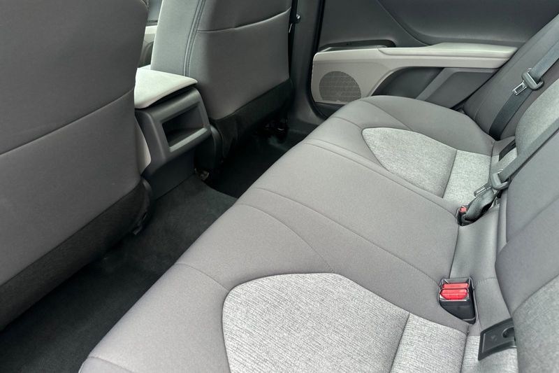 Toyota Camry Vehicle Full-screen Gallery Image 12