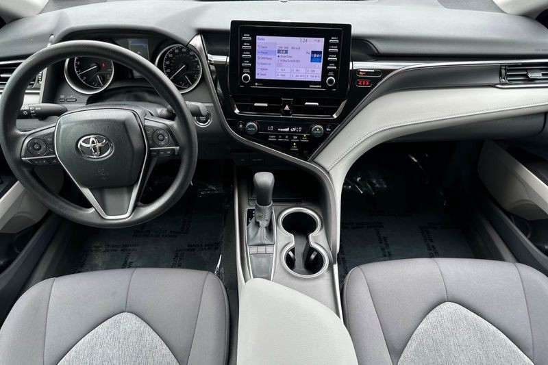 Toyota Camry Vehicle Full-screen Gallery Image 13