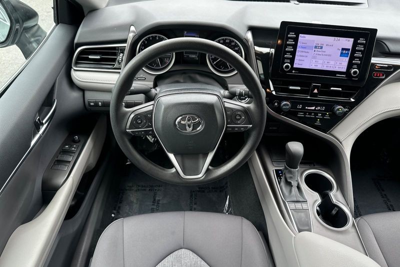 Toyota Camry Vehicle Full-screen Gallery Image 14