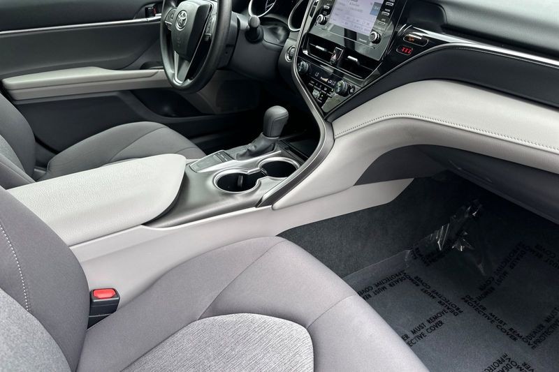 Toyota Camry Vehicle Full-screen Gallery Image 15