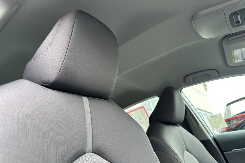 Toyota Camry Vehicle Full-screen Gallery Image 16