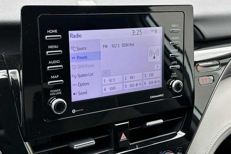 Toyota Camry Vehicle Full-screen Gallery Image 17