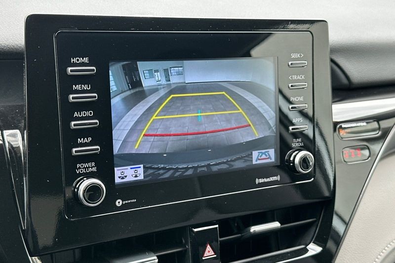 Toyota Camry Vehicle Full-screen Gallery Image 18
