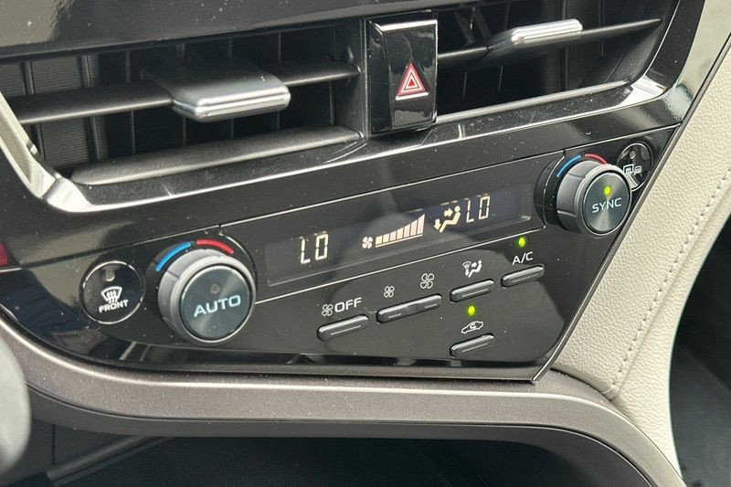 Toyota Camry Vehicle Full-screen Gallery Image 19
