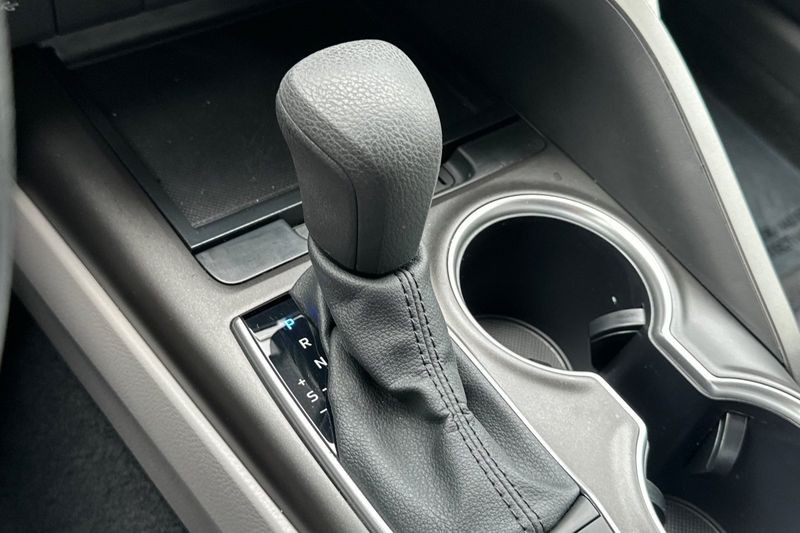Toyota Camry Vehicle Full-screen Gallery Image 20