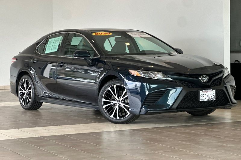 Toyota Camry Vehicle Full-screen Gallery Image 02
