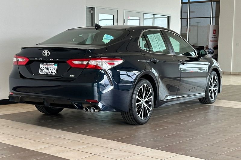 Toyota Camry Vehicle Full-screen Gallery Image 04
