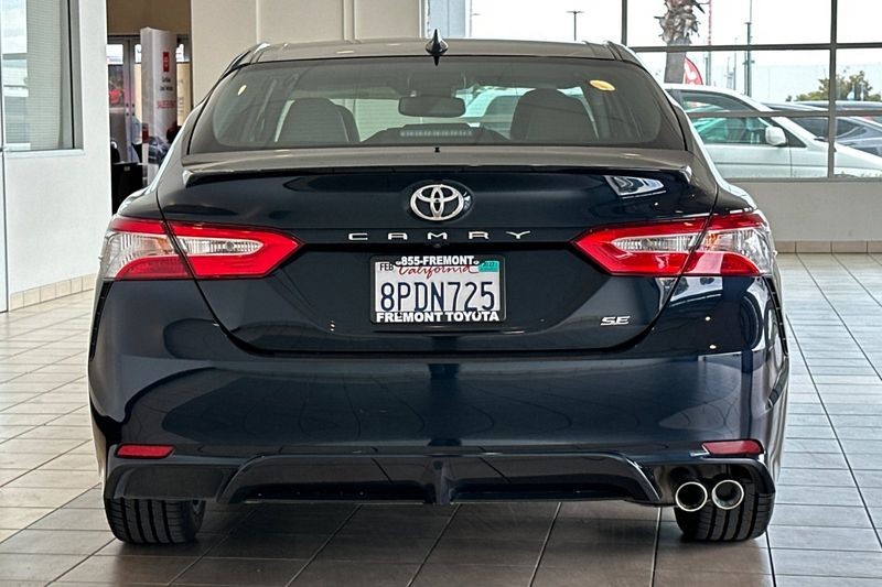 Toyota Camry Vehicle Full-screen Gallery Image 05