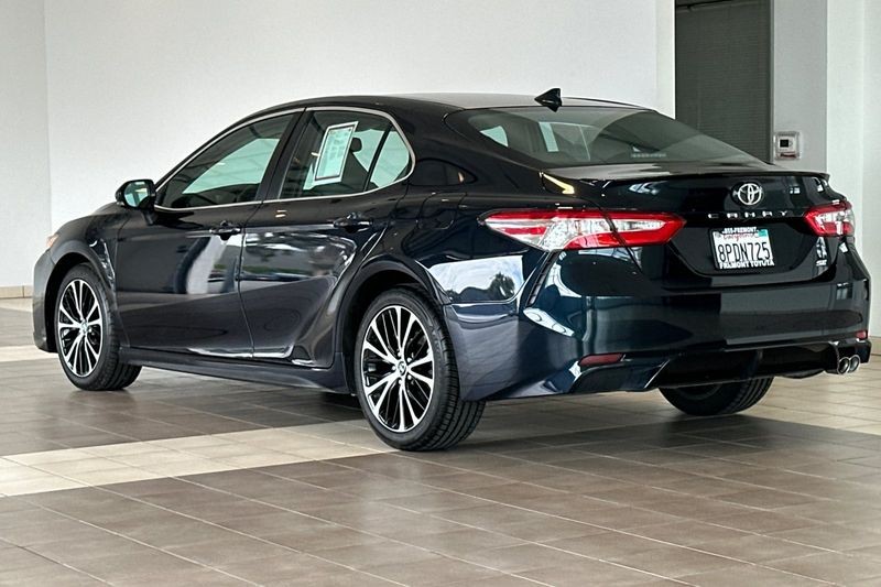 Toyota Camry Vehicle Full-screen Gallery Image 06