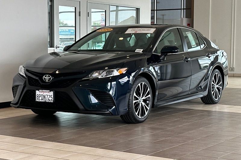 Toyota Camry Vehicle Full-screen Gallery Image 08