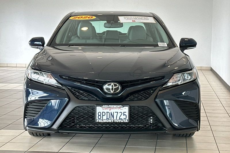 Toyota Camry Vehicle Full-screen Gallery Image 09