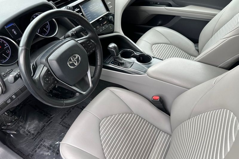 Toyota Camry Vehicle Full-screen Gallery Image 10