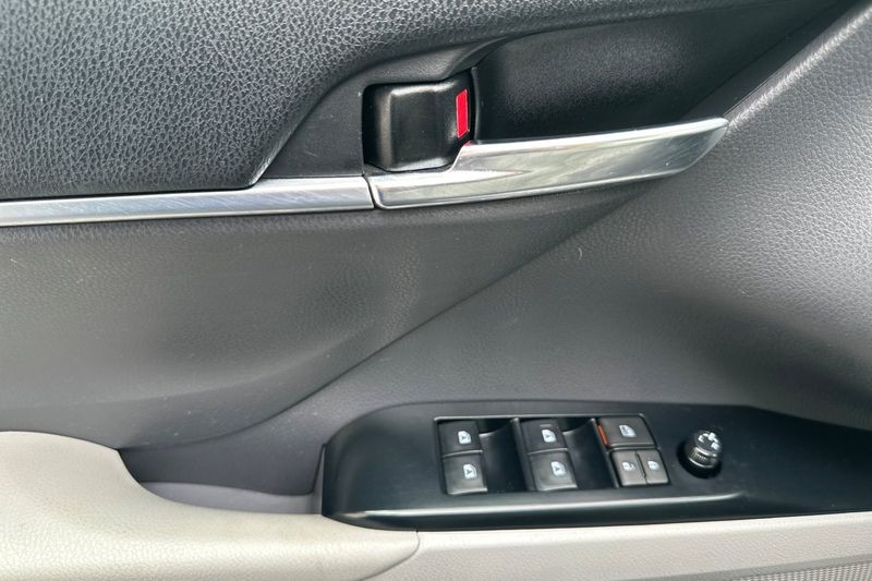 Toyota Camry Vehicle Full-screen Gallery Image 11