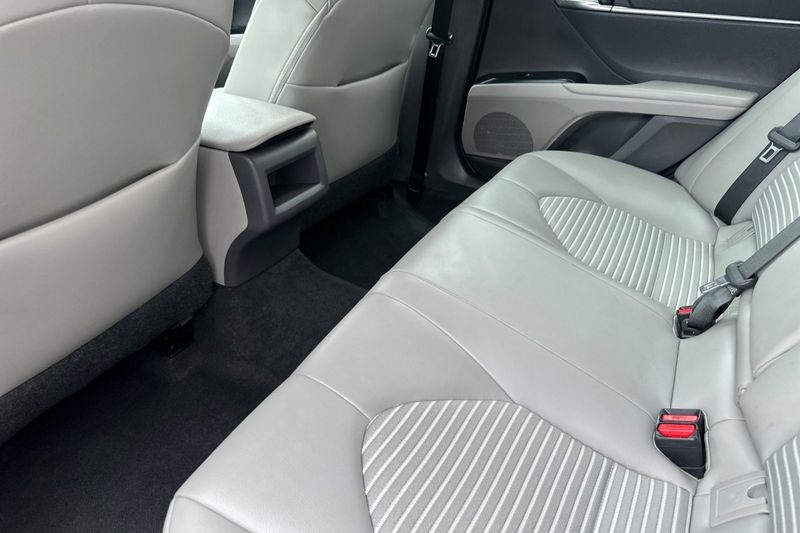 Toyota Camry Vehicle Full-screen Gallery Image 12