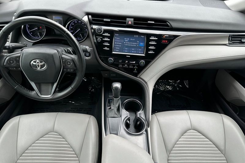 Toyota Camry Vehicle Full-screen Gallery Image 13