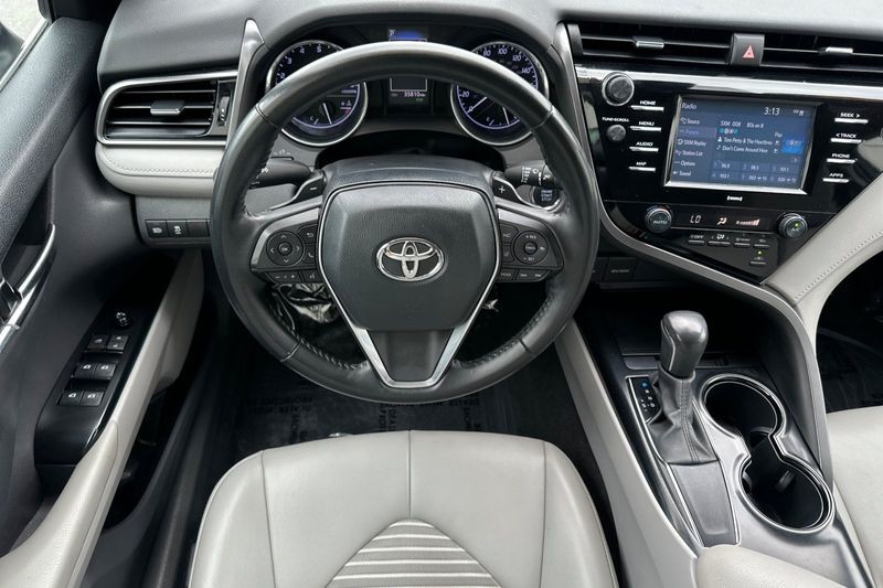 Toyota Camry Vehicle Full-screen Gallery Image 14