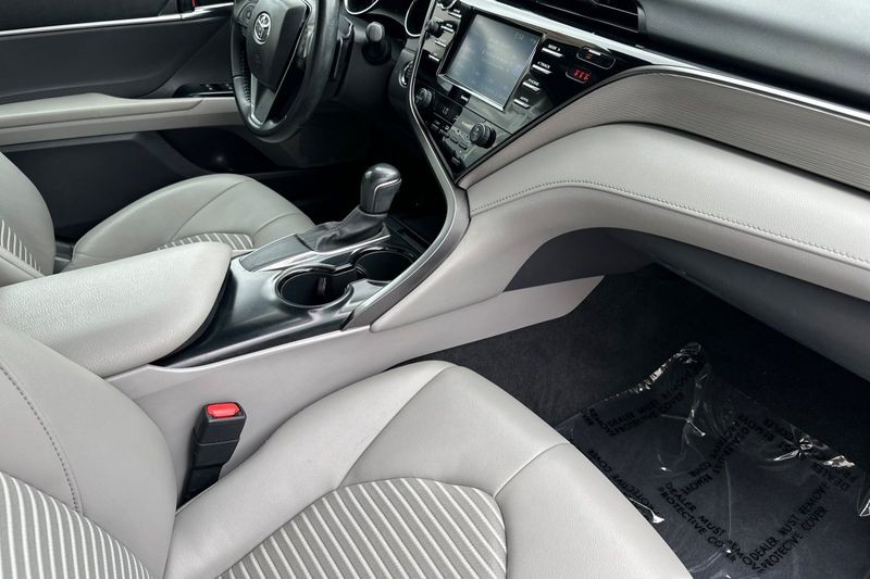 Toyota Camry Vehicle Full-screen Gallery Image 15