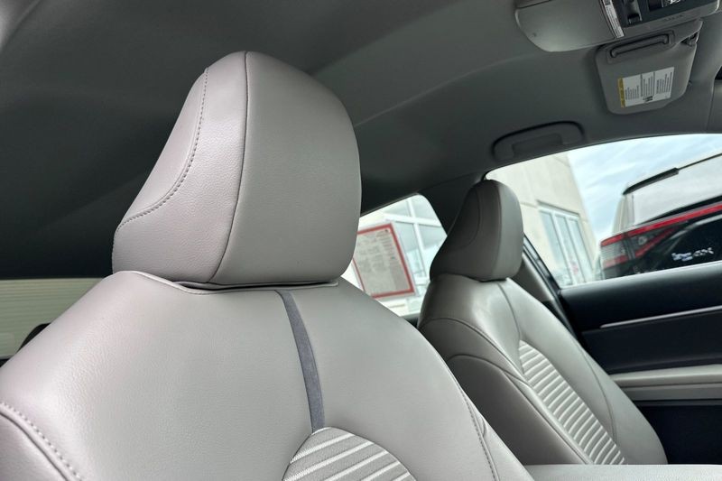Toyota Camry Vehicle Full-screen Gallery Image 16