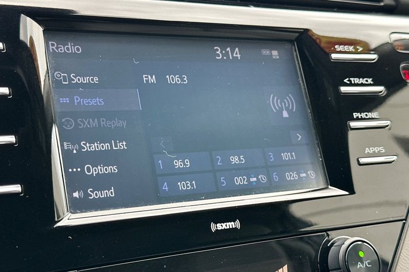 Toyota Camry Vehicle Full-screen Gallery Image 17