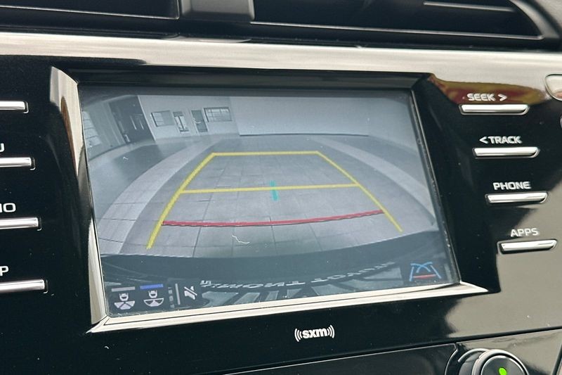 Toyota Camry Vehicle Full-screen Gallery Image 18