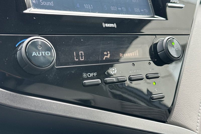 Toyota Camry Vehicle Full-screen Gallery Image 19