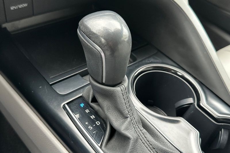 Toyota Camry Vehicle Full-screen Gallery Image 20