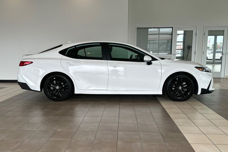 Toyota Camry Vehicle Full-screen Gallery Image 03