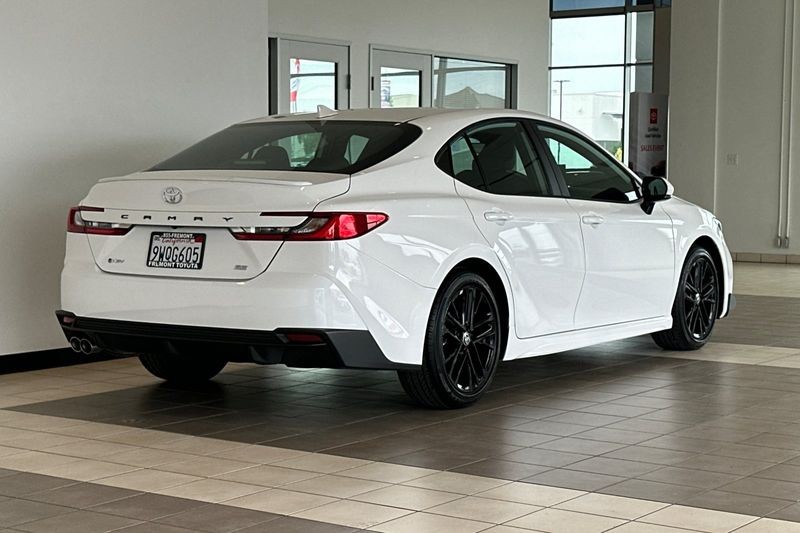 Toyota Camry Vehicle Full-screen Gallery Image 04