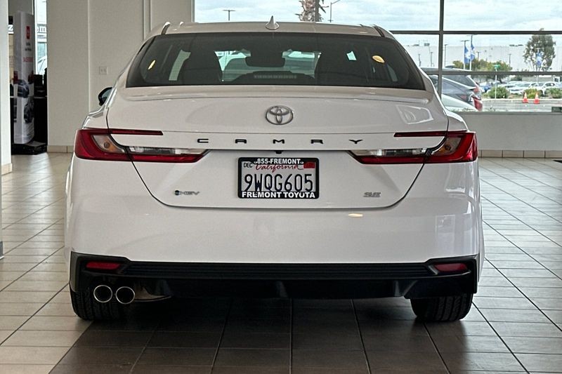 Toyota Camry Vehicle Full-screen Gallery Image 05