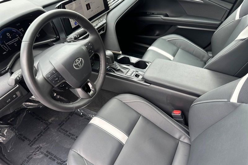 Toyota Camry Vehicle Full-screen Gallery Image 10