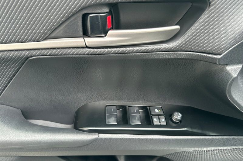 Toyota Camry Vehicle Full-screen Gallery Image 11