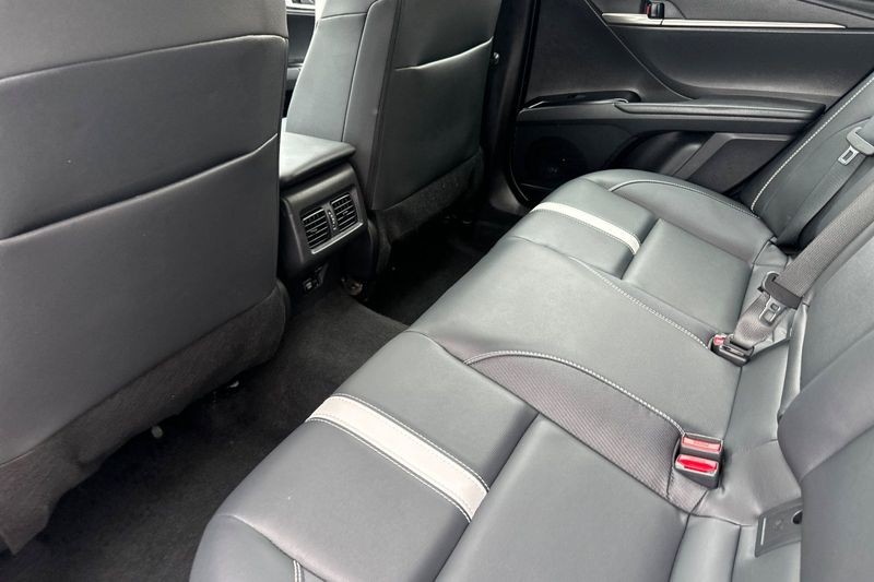 Toyota Camry Vehicle Full-screen Gallery Image 12
