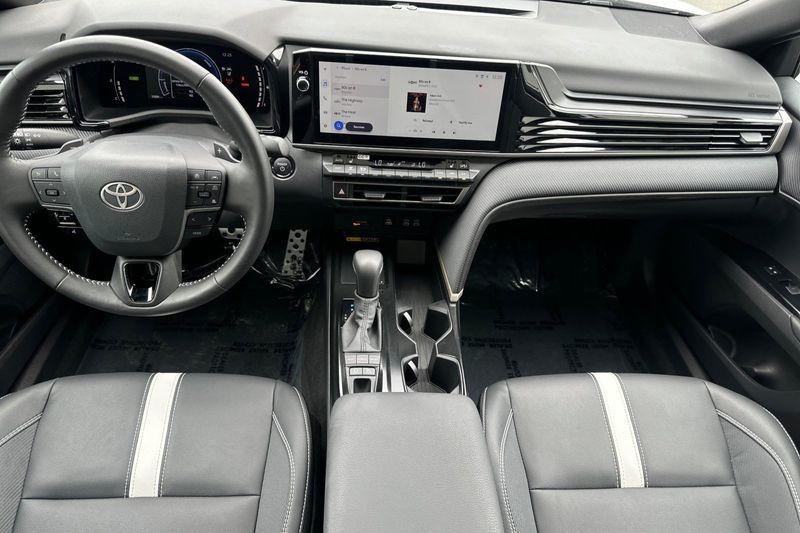 Toyota Camry Vehicle Full-screen Gallery Image 13