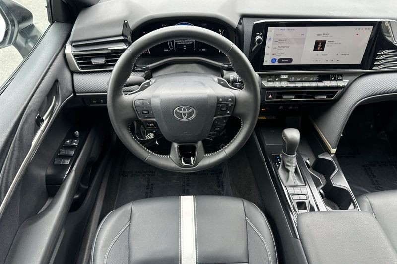 Toyota Camry Vehicle Full-screen Gallery Image 14