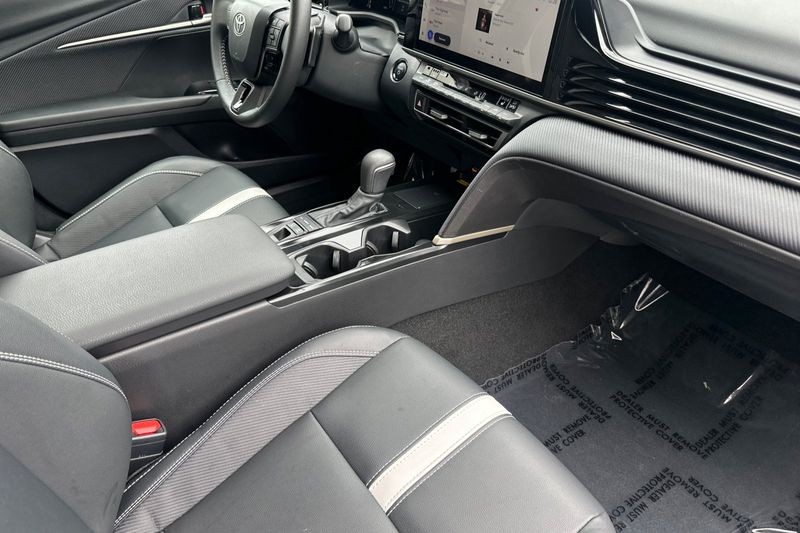 Toyota Camry Vehicle Full-screen Gallery Image 15
