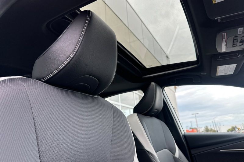 Toyota Camry Vehicle Full-screen Gallery Image 16