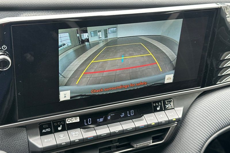 Toyota Camry Vehicle Full-screen Gallery Image 18
