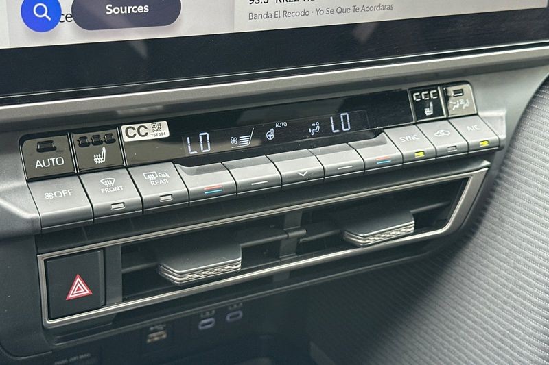 Toyota Camry Vehicle Full-screen Gallery Image 19