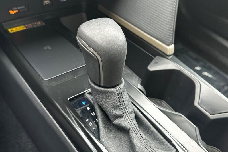 Toyota Camry Vehicle Full-screen Gallery Image 20