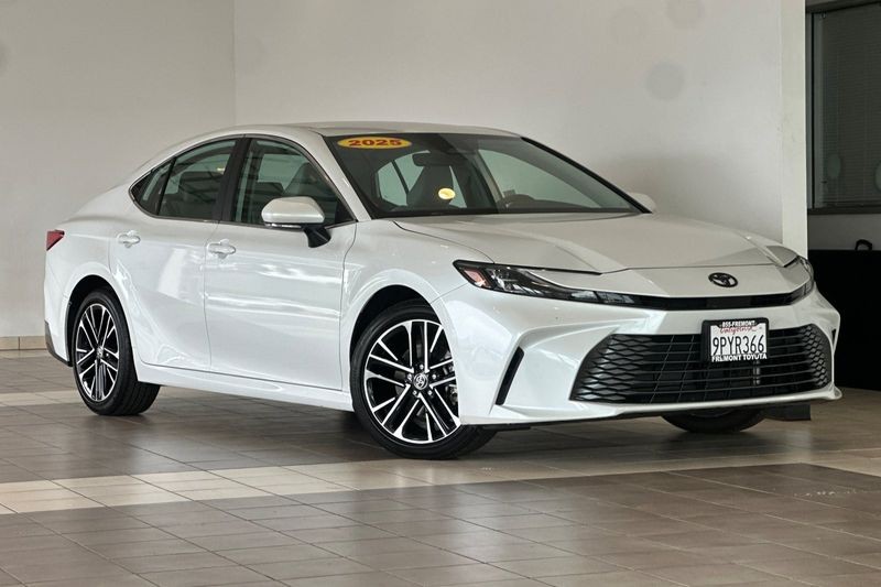 Toyota Camry Vehicle Full-screen Gallery Image 02