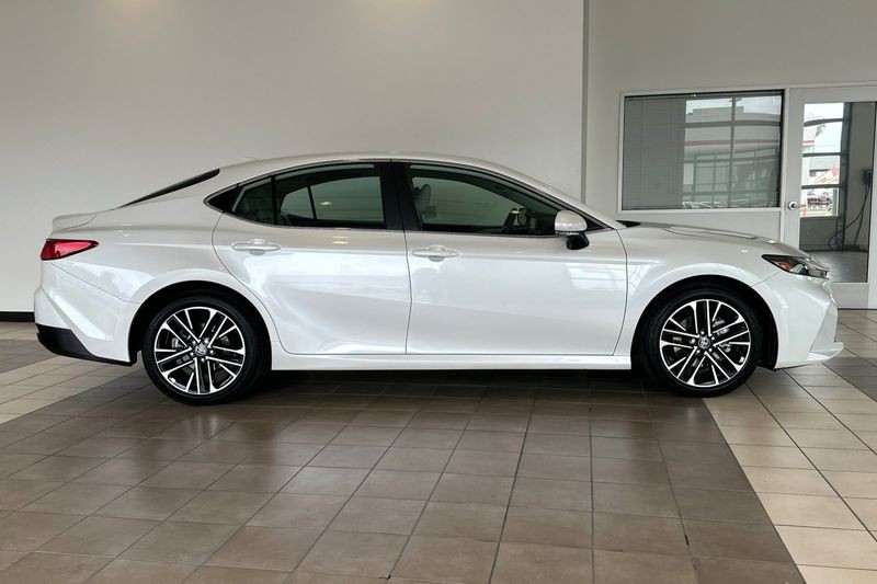 Toyota Camry Vehicle Full-screen Gallery Image 03