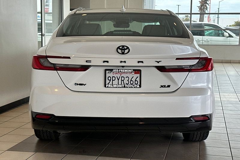 Toyota Camry Vehicle Full-screen Gallery Image 05