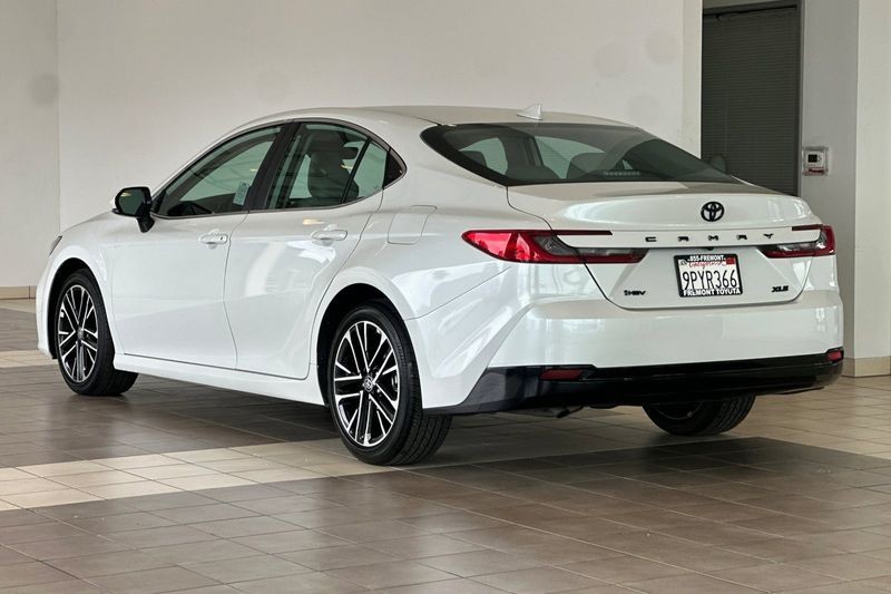 Toyota Camry Vehicle Full-screen Gallery Image 06