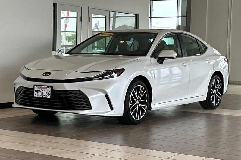 Toyota Camry Vehicle Full-screen Gallery Image 08