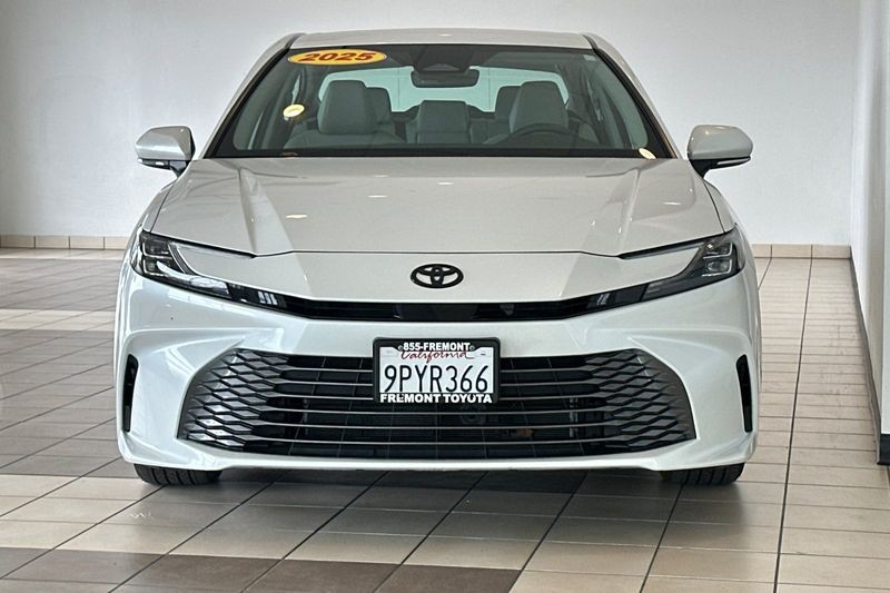 Toyota Camry Vehicle Full-screen Gallery Image 09