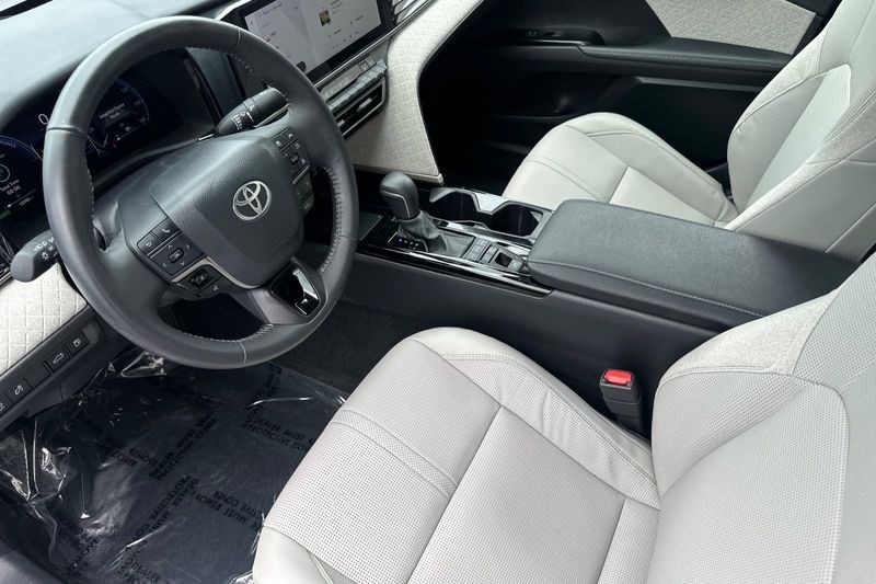 Toyota Camry Vehicle Full-screen Gallery Image 10
