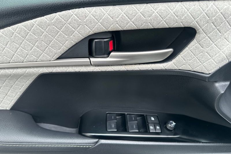 Toyota Camry Vehicle Full-screen Gallery Image 11