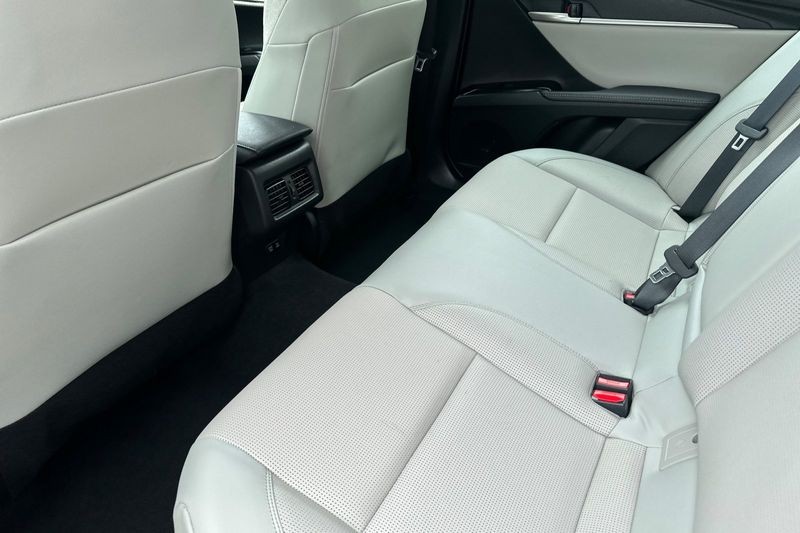 Toyota Camry Vehicle Full-screen Gallery Image 12