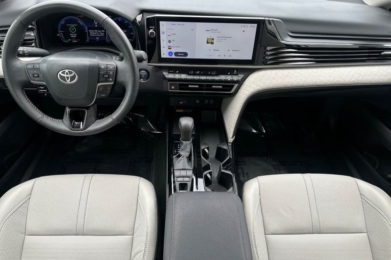 Toyota Camry Vehicle Full-screen Gallery Image 13